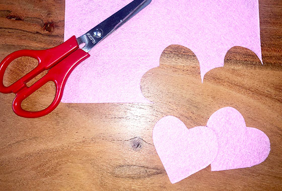 Filzherzen, Filz, Muttertag, Rosa, Pink, Handarbeit, Sticken, DIY; Schritt1, Anleitung