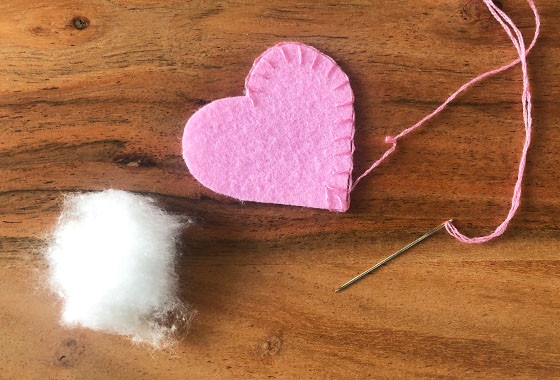 Filzherzen, Filz, Muttertag, Rosa, Pink, Handarbeit, Sticken, DIY; Schritt3, Anleitung